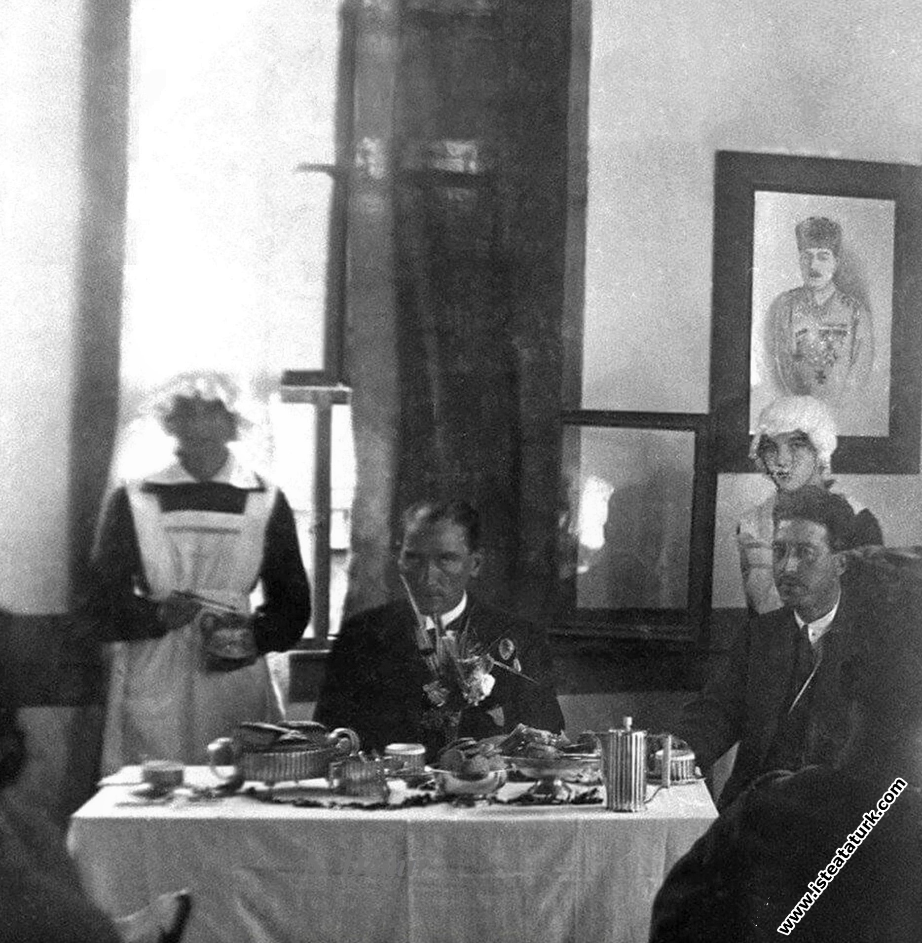 Mustafa Kemal Paşa ve Cevat Abbas Gürer Adapazarında, Sabiha Hanım Kız Numune Okulu’nda. (20.06.1922)