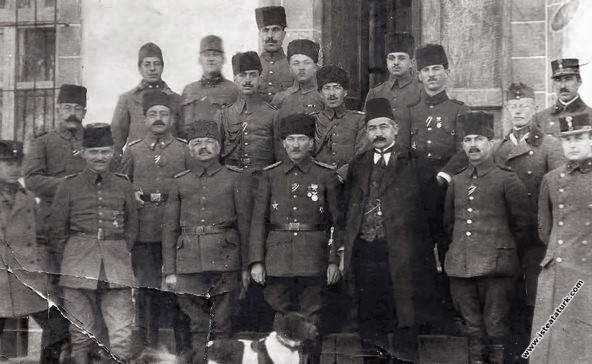 Diyarbakır’da Ordu Kumandan vekili iken karargah önünde. (03.1917)