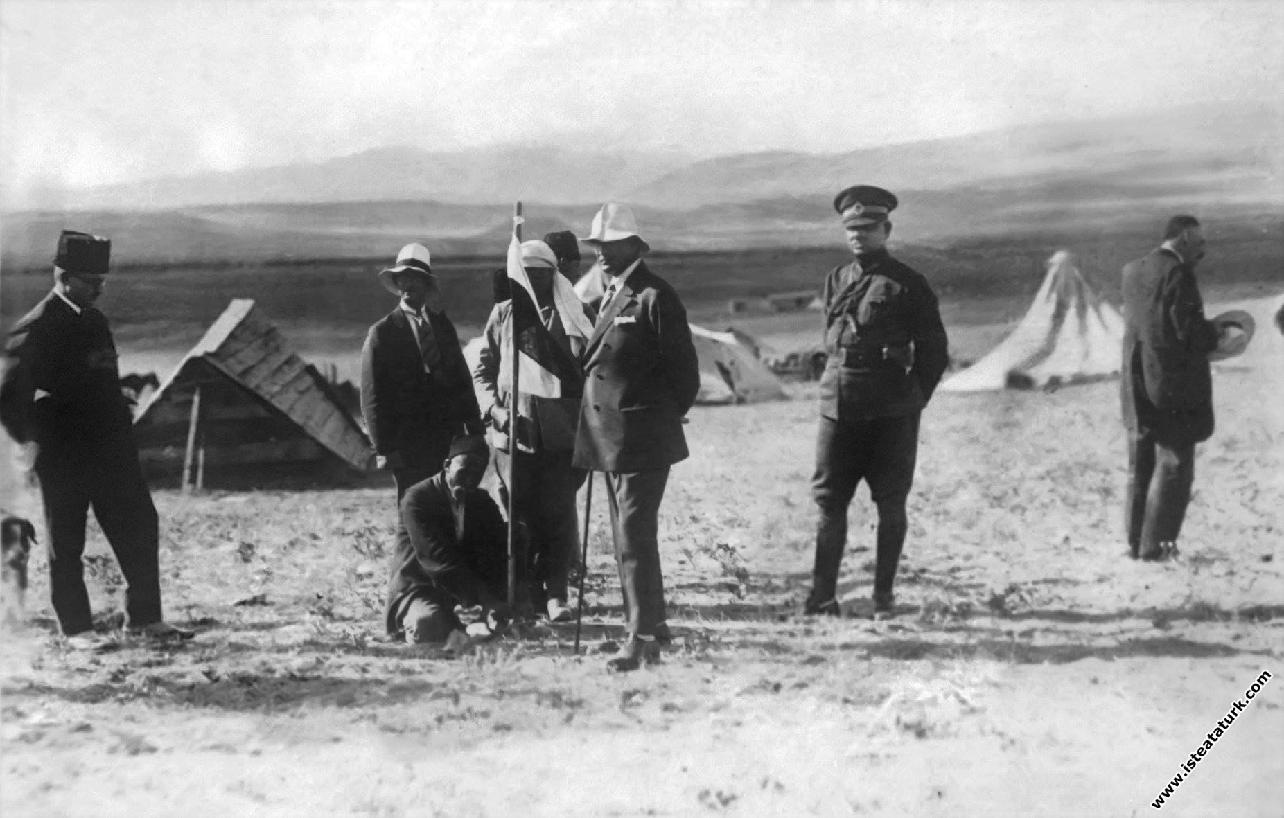 Mustafa Kemal Paşa Gazi Orman Çiftliği'nde çalışmaları takip ederken. (05.1925)