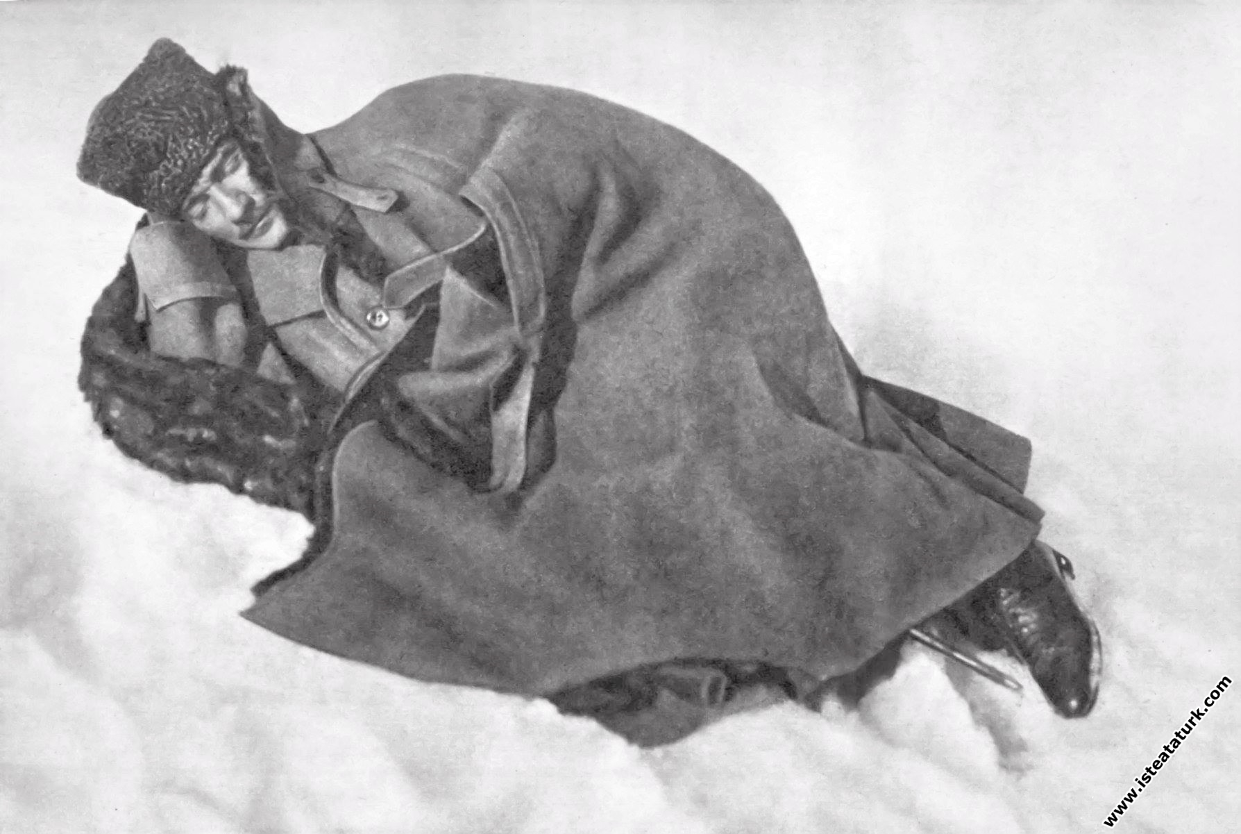 İnönü Savaşları günlerinde Ankara'nın Dikmen sırtlarında kar üzerinde dinlenirken. (12.02.1921)