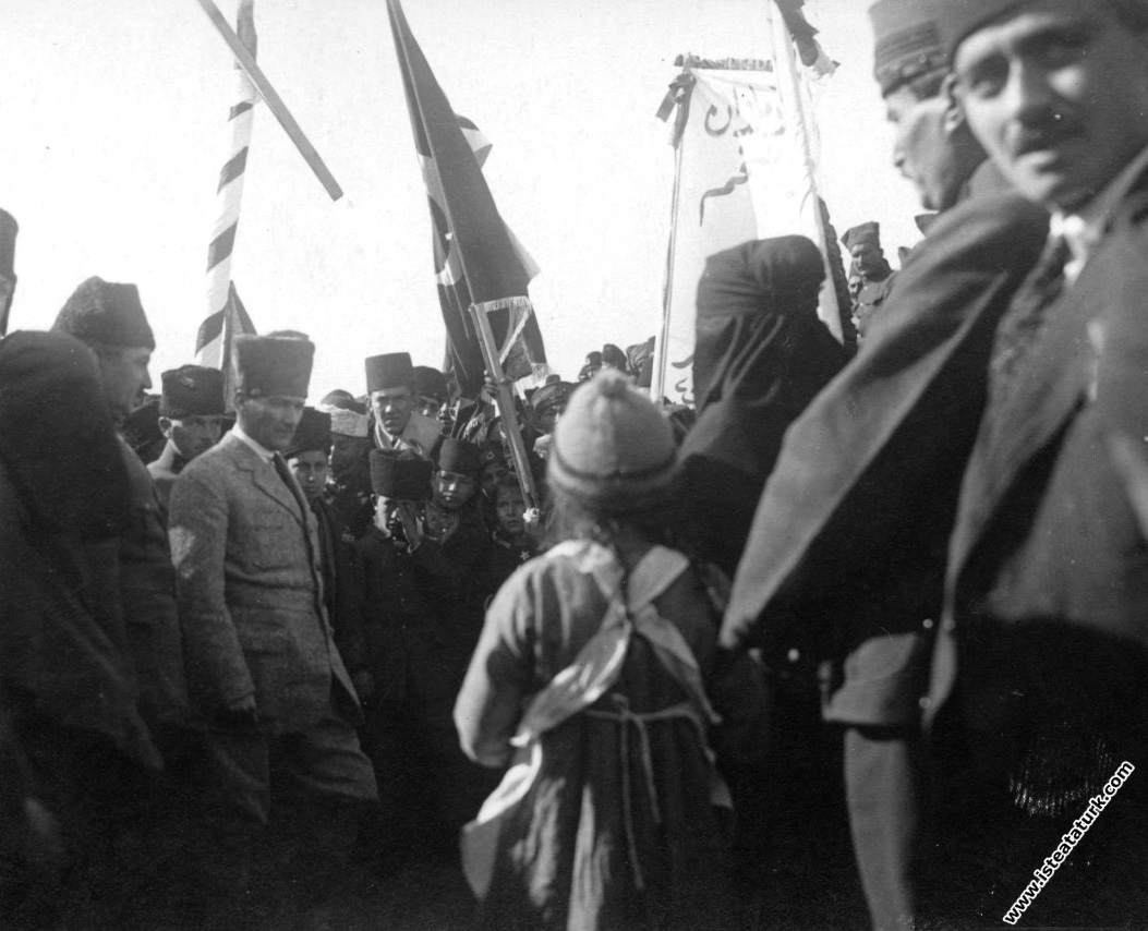 Mustafa Kemal Paşa, Erzurum'da. (10.10.1924)...