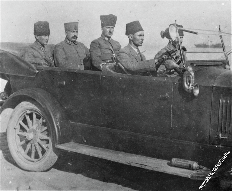 Başkomutan Mareşal Mustafa Kemal, İzmir'e geliyor....