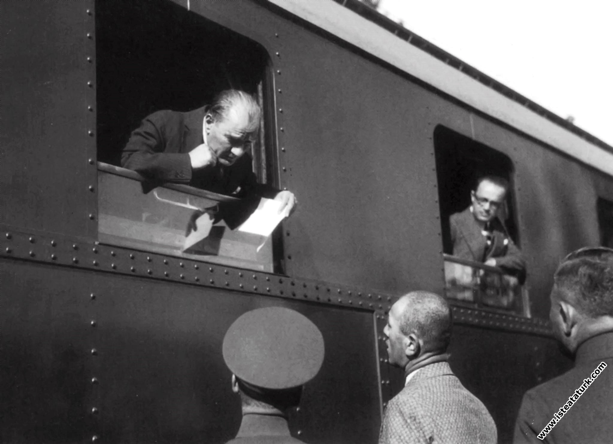 Mustafa Kemal Atatürk Ankara'dan İstanbula giderken, Bozöyük İstasyonu'nda bir vatandaşın kendisine sunulan dilekçesini incelerken. (11.06.1930)