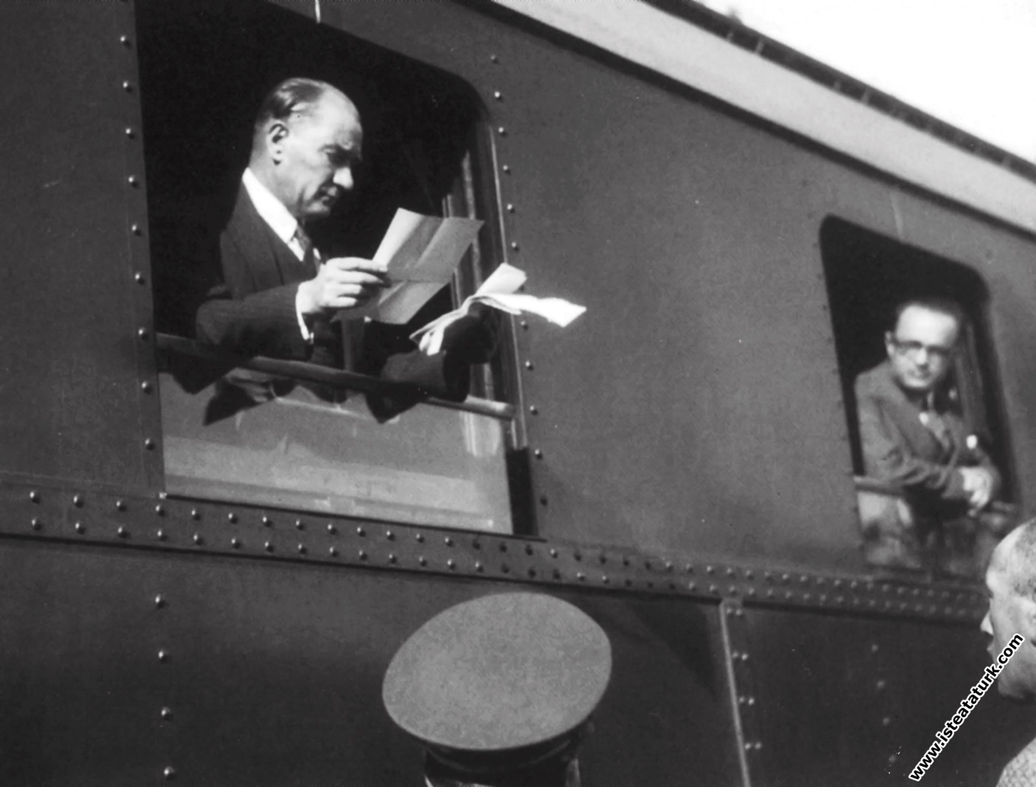 Mustafa Kemal Atatürk Ankara'dan İstanbula giderken, Bozöyük İstasyonu'nda bir vatandaşın kendisine sunulan dilekçesini incelerken. (11.06.1930)
