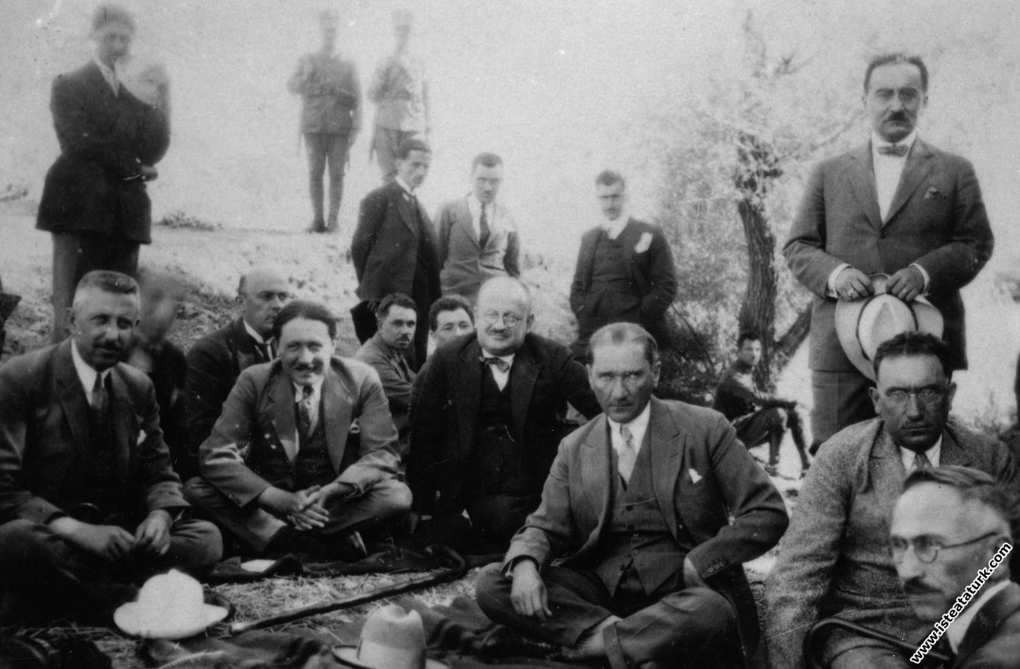 Mustafa Kemal Paşa Kastamonu'dan Ankara'ya dönerken şimdiki Çubuk Barajı'nın olduğu yerde dinlenme anında. (01.09.1925)