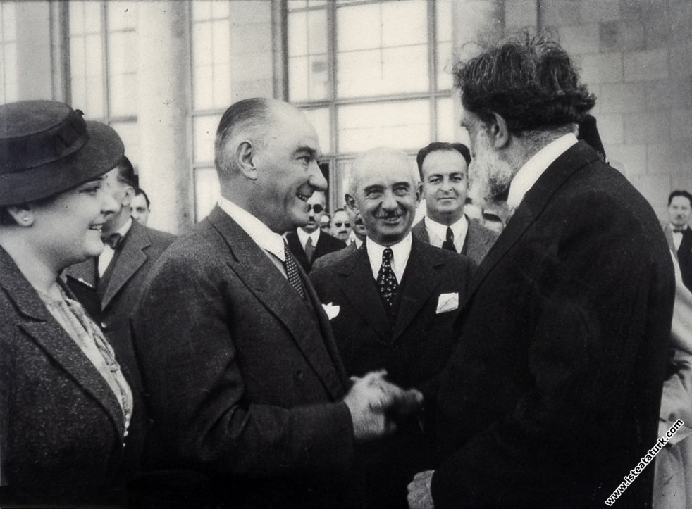 Atatürk, Afet İnan, İsmet İnönü ve İsviçreli antropolog Eugene Pittard ile birlikte. (09.1937)
