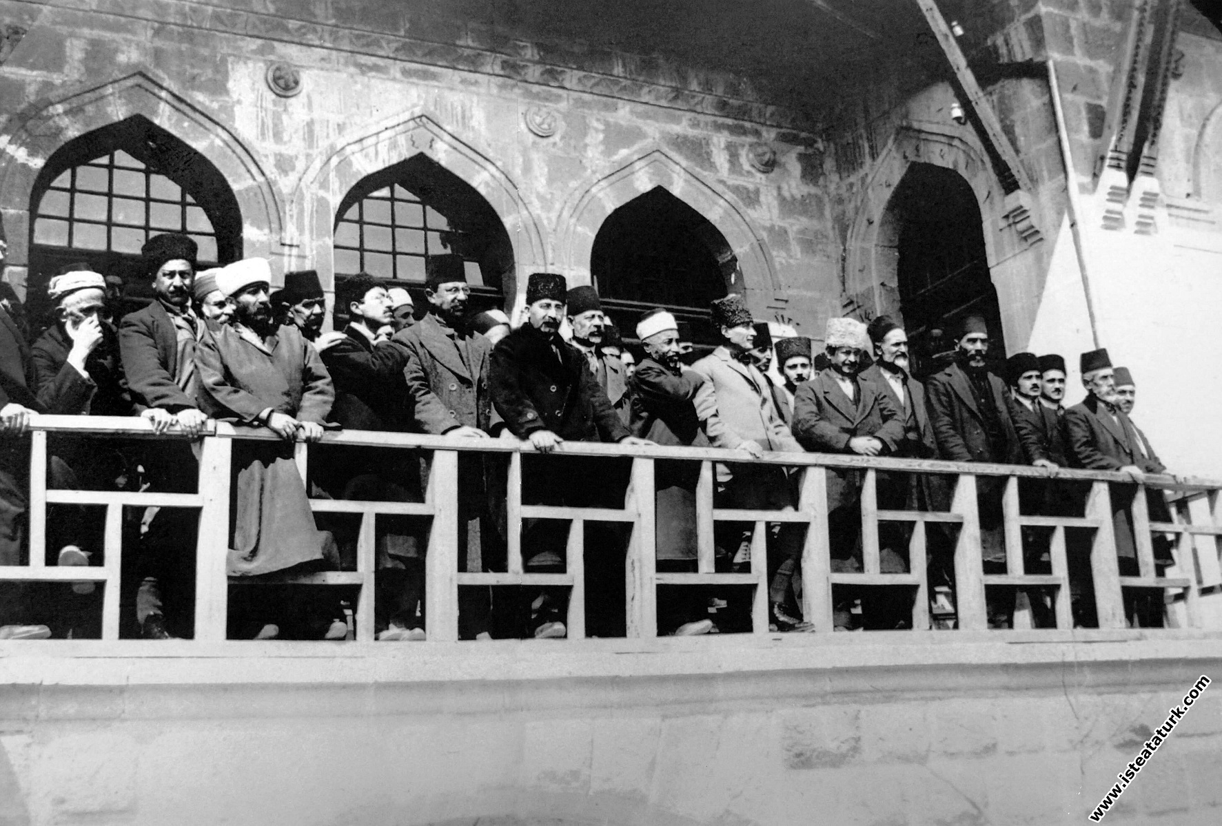 TBMM binasının balkonunda milletvekilleriyle birlikte. (11.01.1921)