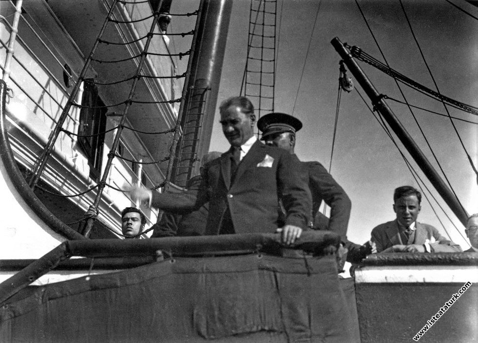 Mustafa Kemal Atatürk İzmir Vapuru'nun güvertes...