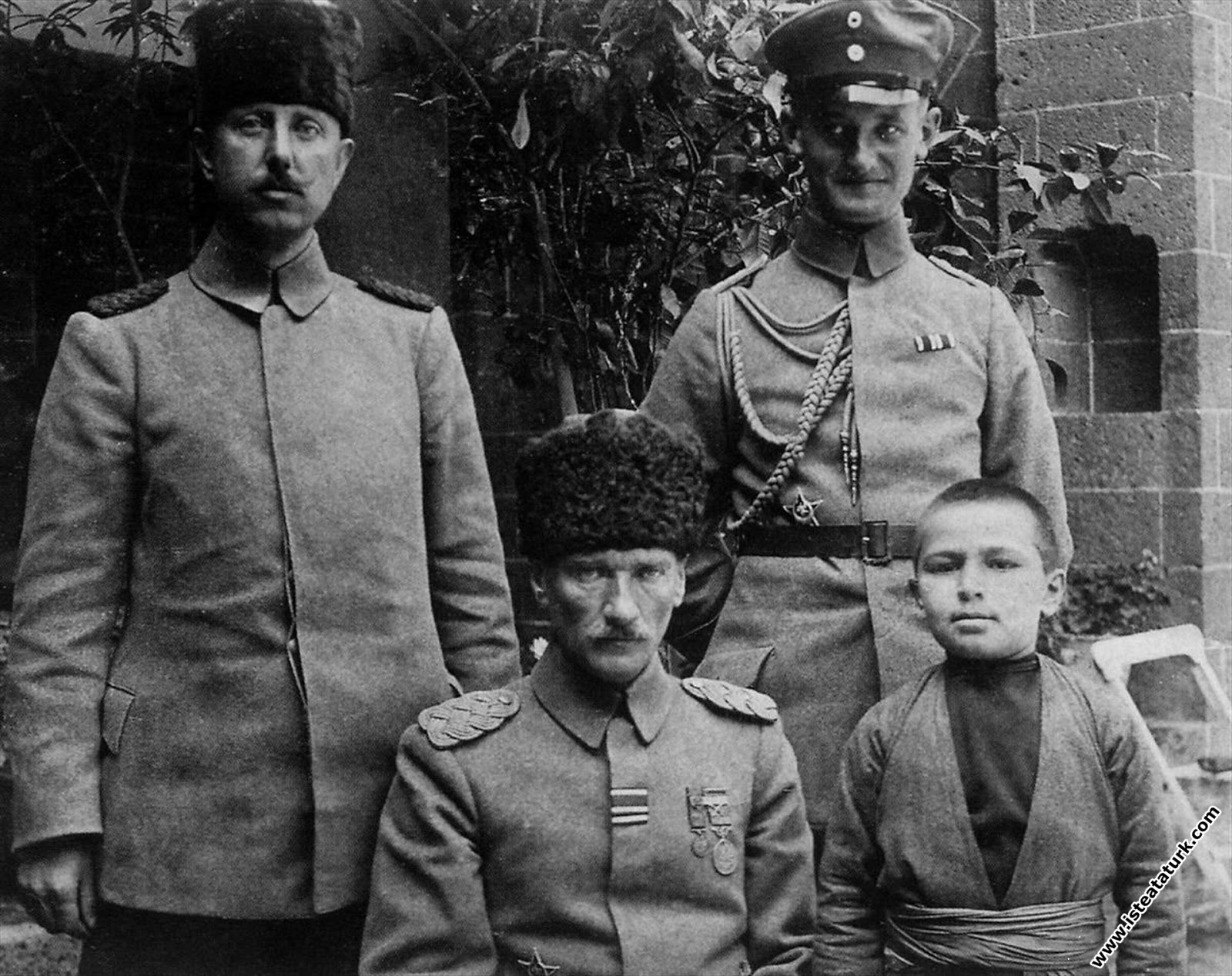 II. Ordu Komutanı Tümgeneral Mustafa Kemal, Diyarbakır'lı Abdurrahim (Tunçak) adlı çocukla Halep'te. (1917)