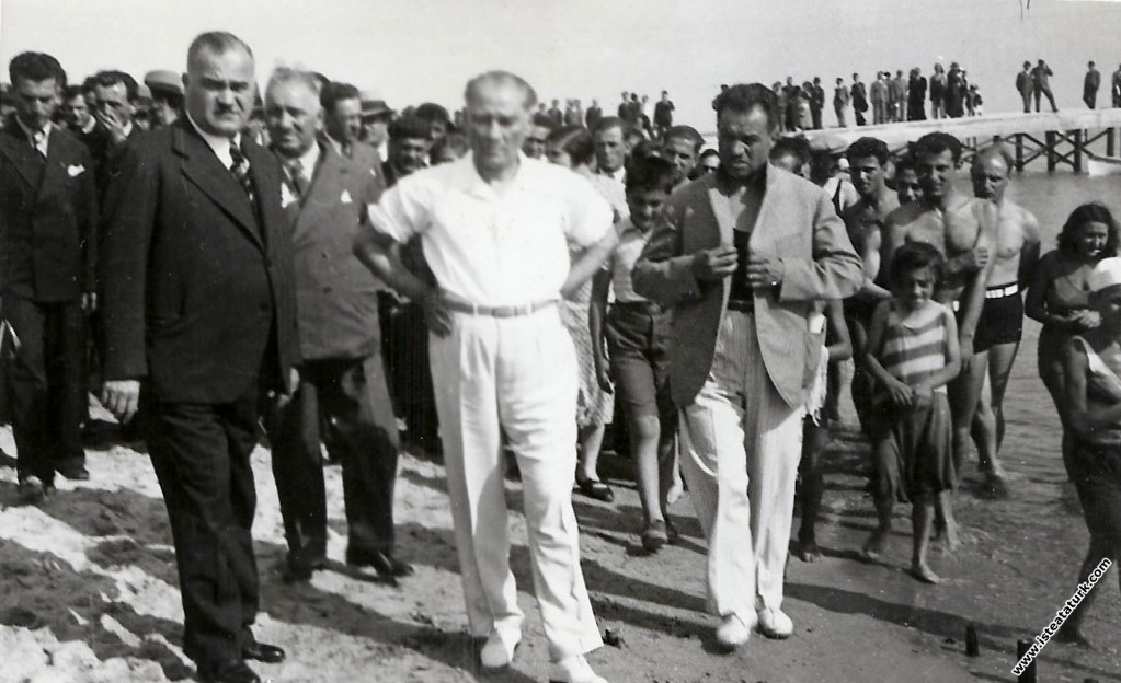 Mustafa Kemal Atatürk Florya'da, halk ve çok sevdiği çocuklarla. (21.08.1935)
