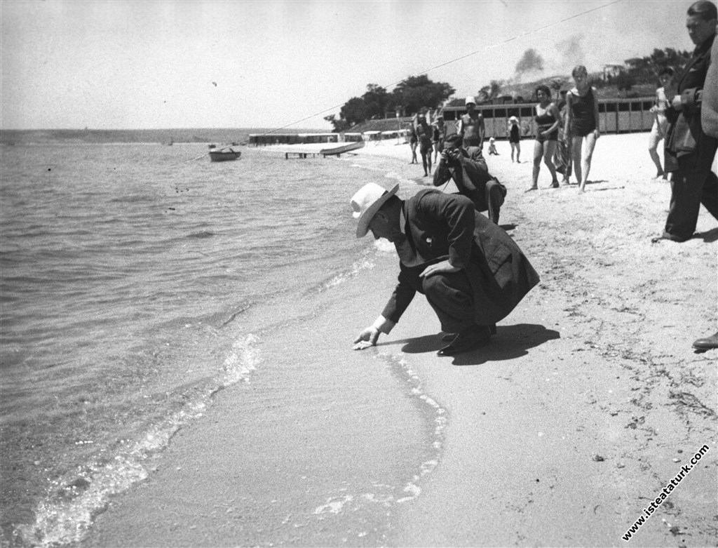 Mustafa Kemal Atatürk Florya'da sahilde denizin sıcaklığına bakıyor. (28.06.1935)