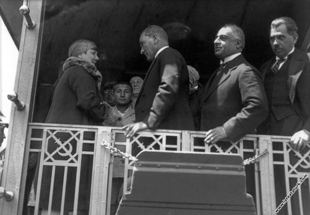 Mustafa Kemal Atatürk İzmit'te kadın dernekleri...