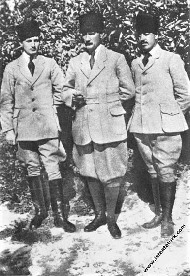Muzaffer Kılıç ve Cevat Abbas Gürer'le. (23.07.1919)