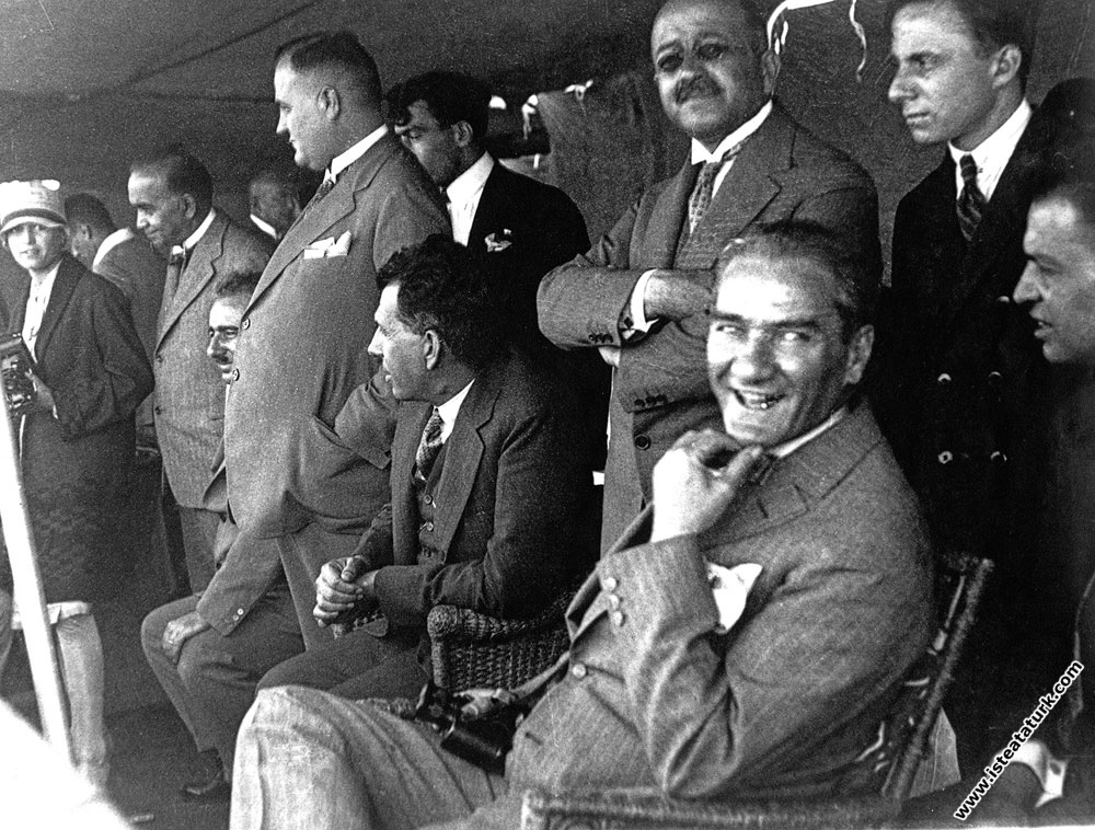 Mustafa Kemal Atatürk İstanbul Boğazı’nda Moda Deniz Yarışları’nda Söğütlü Yatı ile gezintide. (05.08.1927)