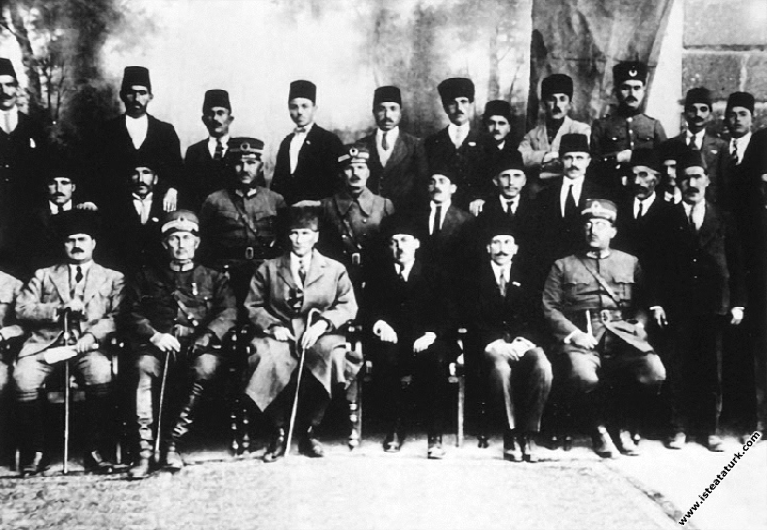 Mustafa Kemal Paşa, Erzurum'da lise öğretmenler...