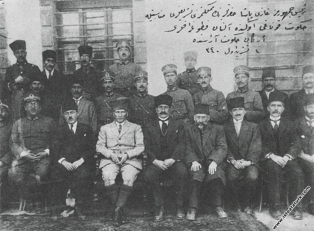 Doğu Gezisinde Mustafa Kemal ilk büyük kongreyi topladığı Erzurum'da Hükümet Konağı önünde, Vali Zühtü Bey, memur ve subaylarla. (01.10.1924)