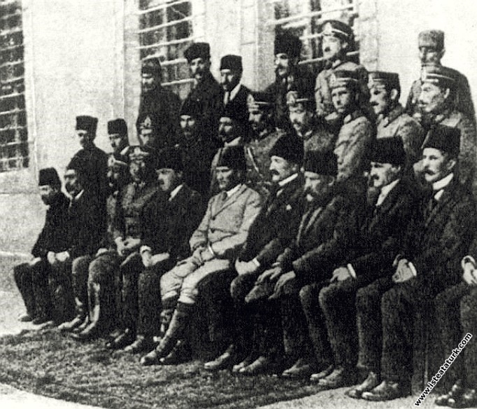 Mustafa Kemal Paşa, ilk büyük kongreyi  toplad�...