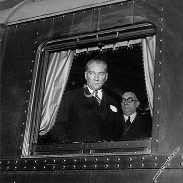 Mustafa Kemal Atatürk'ün özel treniyle, Haydarpaşa Garı'ndan ayrılışı. (23.10.1932)