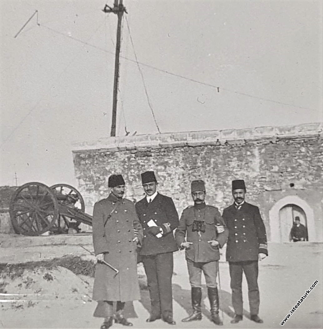 Mustafa Kemal, Hüseyin Rauf Orbay'la birlikte, Çanakkale'de. (11.11.1912)