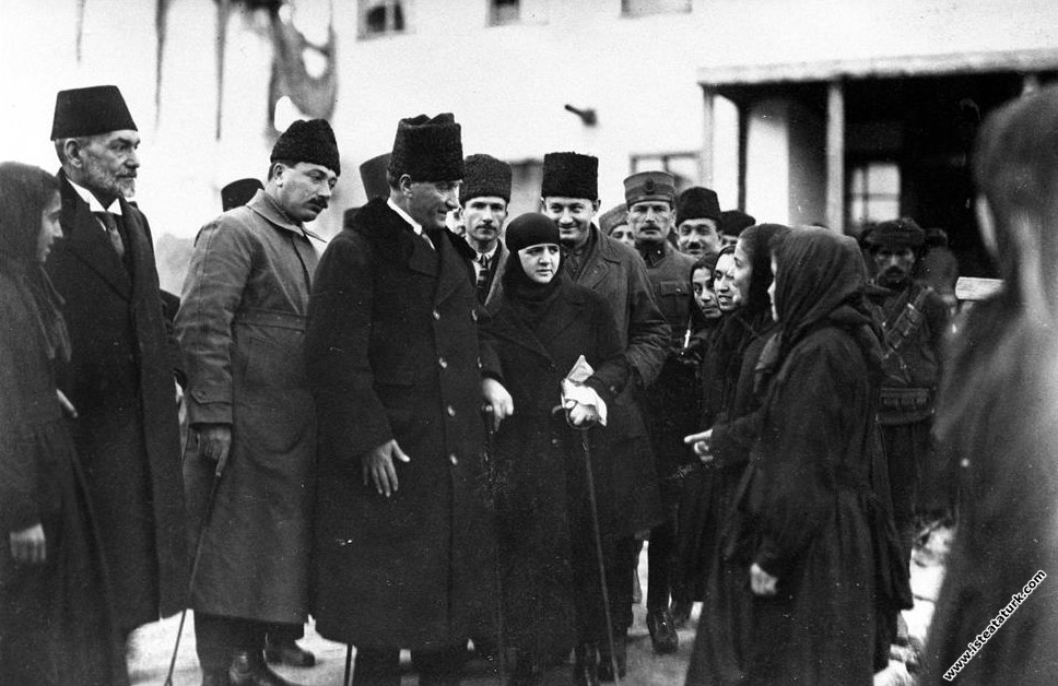 Gazi Mustafa Kemal Paşa ve eşi Latife Hanım Kon...