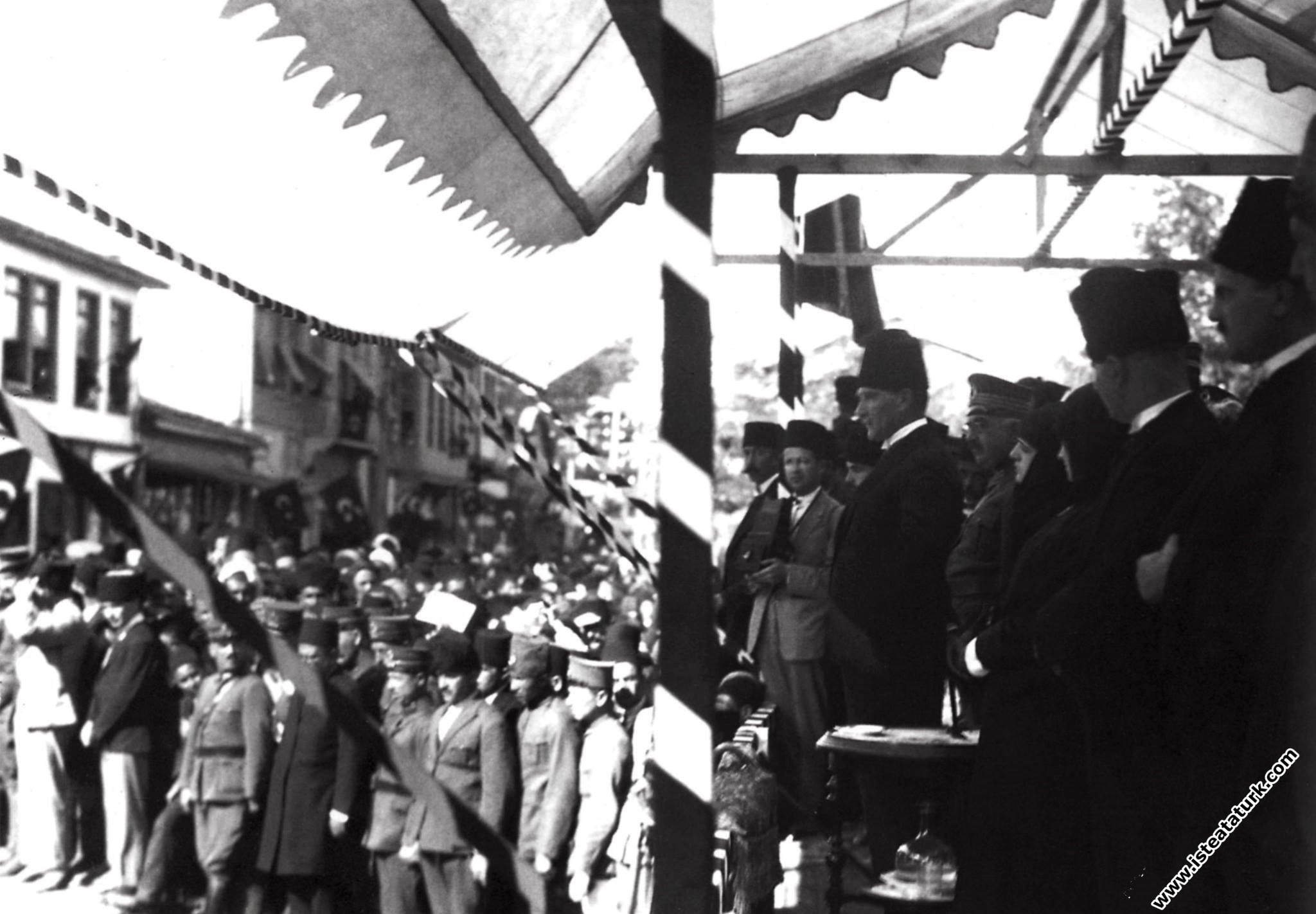 Cumhurbaşkanı Gazi Mustafa Kemal, Bursa'nın düşman işgalinden kurtuluşunun II. yıl dönümünde Bursa'lılara hitap ederken. (11.09.1924)