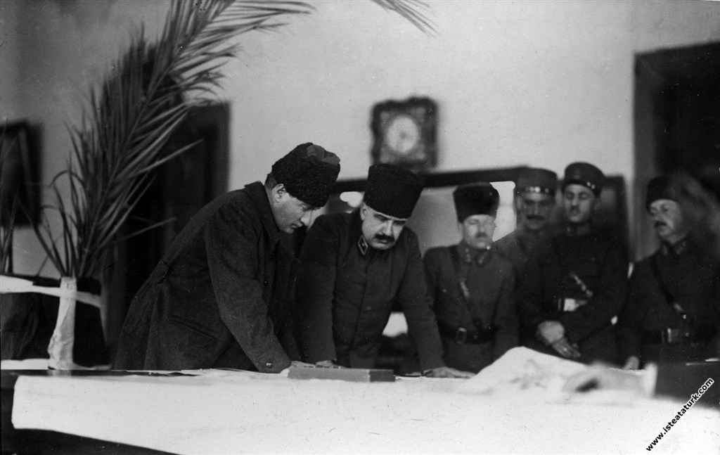 İzmir Ordu Evinde Kurtuluş Savaşı komutanlarıyla Harp Oyunları’nın açılış toplantısında harita başında. (15.02.1924)