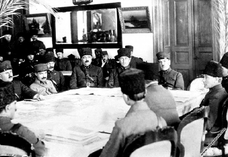 İzmir Ordu Evi'nde Kurtuluş Savaşı komutanlarıyla Harp Oyunları'nın açılış toplantısında. (15.02.1924)