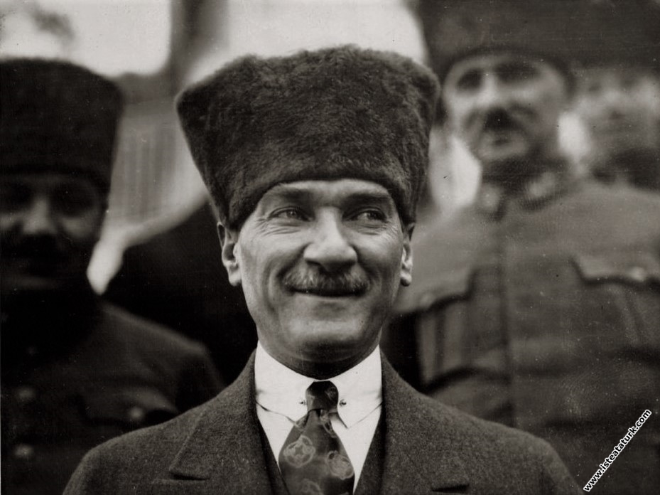 Mustafa Kemal Paşa Uşakizade Köşkü'nün önü...