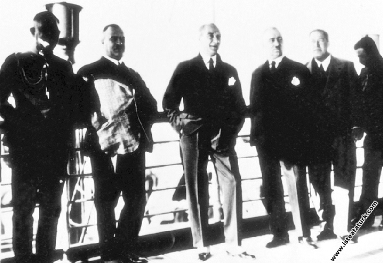 Mustafa Kemal Atatürk Ege Vapuru'yla Trabzon’a giderken. (27.11.1930)