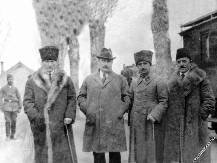 Mustafa Kemal Paşa, İsmet İnönü ve Dışişleri Bakanı Yusuf Kemal Tengirşek, Fransa Temsilcisi Franklin Bouillon ile Akşehir'de beraberler. (13.12.1921)