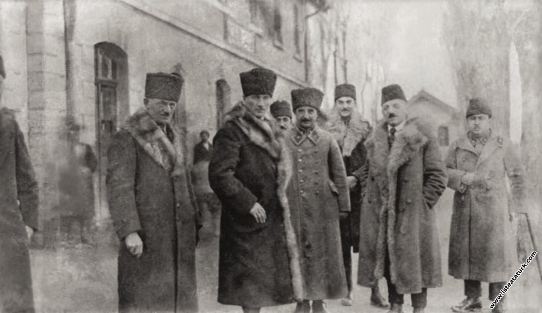 Mustafa Kemal, İsmet İnönü ve Dışişleri Bakanı Yusuf Kemal Tengirşek ile Akşehir'de. (13.12.1921)