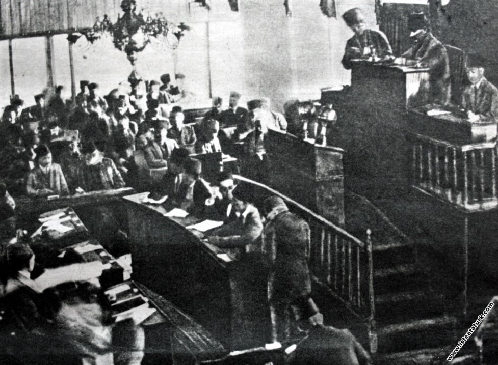 Büyük zaferden sonra Başkomutan Mustafa Kemal, Türkiye Büyük Millet Meclisi'nin Başkanlık kürsüsünde. (1922)