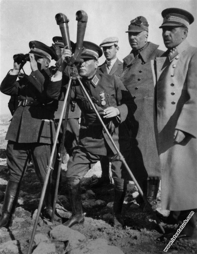 Ankara yakınlarında düzenlenen I. Ordu Tatbikatı'nda karşı siperleri ve arazini yapısını bizzat yerinde incelemekte. (08.10.1926)
