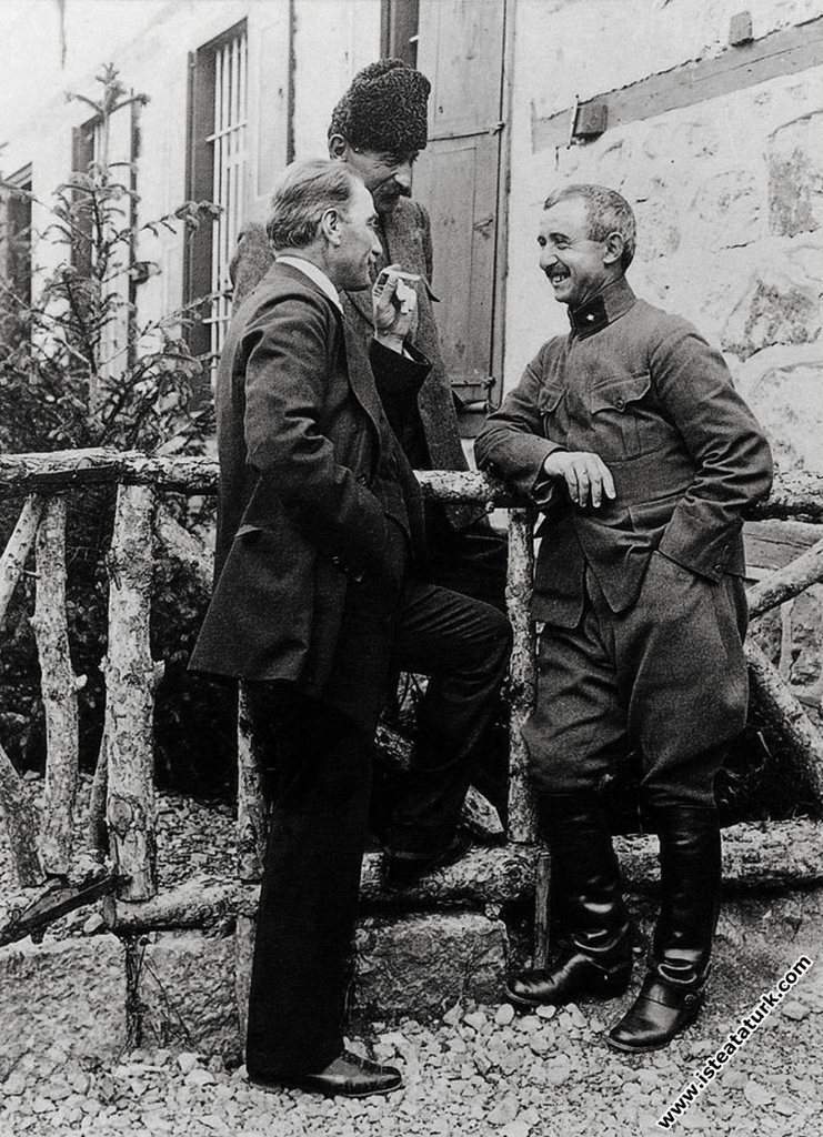 Mustafa Kemal, Çankaya'da İsmet İnönü ve Süvari Tümeni Komutanlarından Çolak İbrahim ile beraber. (04.06.1921)