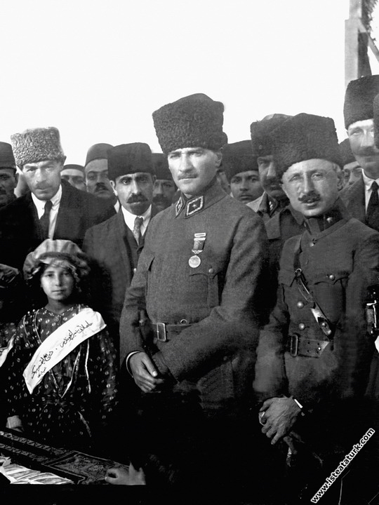 Ankara Hipodrom'da General Refet Bele ile Büyük Taarruz öncesi öksüz çocuklar yararına düzenlenen at yarışlarında. (11.11.1921)