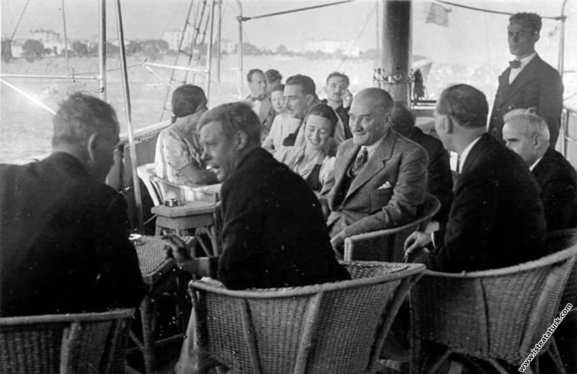 İngiltere Kralı VIII. Edward ile Atatürk Ertuğrul Yatı'nda, Moda'da düzenlenen deniz yarışlarında. (06.09.1936) 