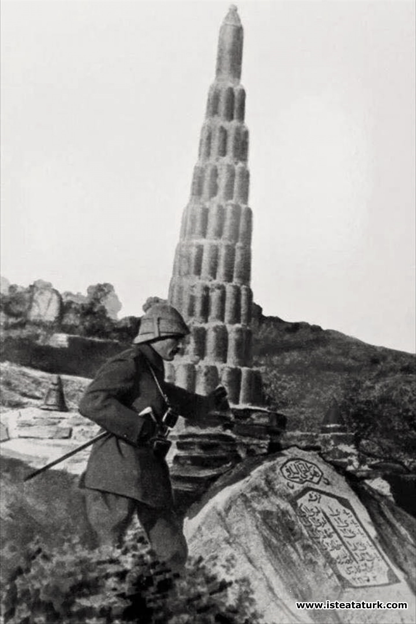 Anafartalar Grubu Kurmay Kıdemli Kurmay Albay Mustafa Kemal Kireçtepe Şehitliği'nin önünde. (11.1915)