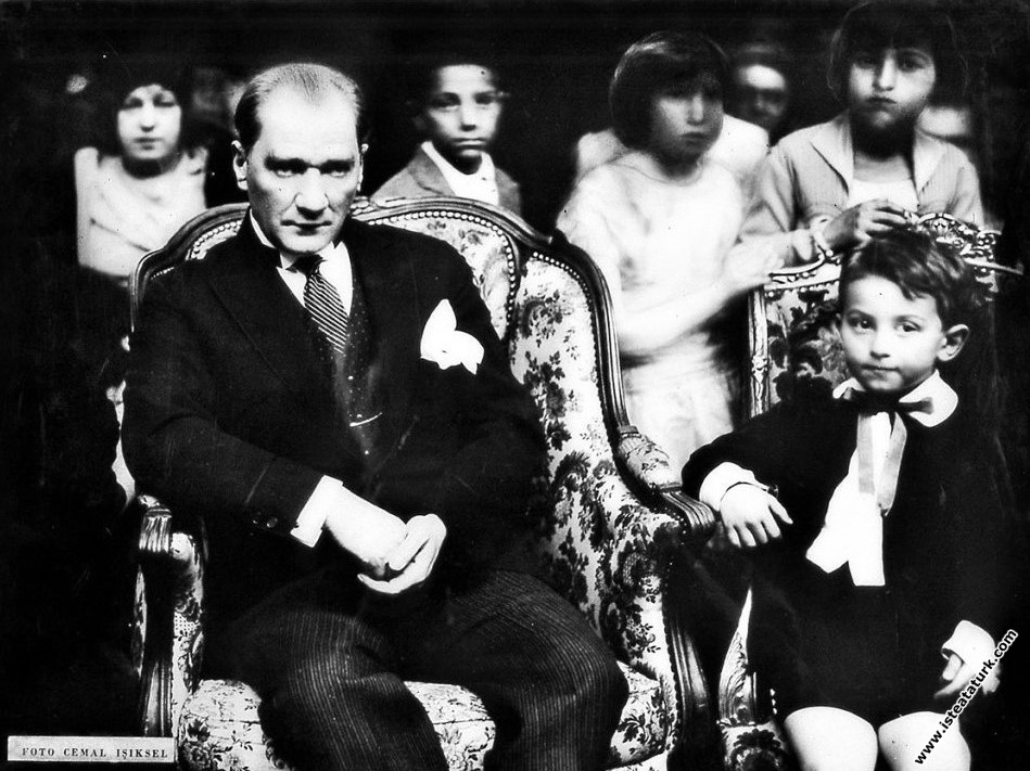 Ankara Palas’ta düzenlenen bir çocuk balosunda çok sevdiği, Türk çocukları arasında. (23.04.1929) 