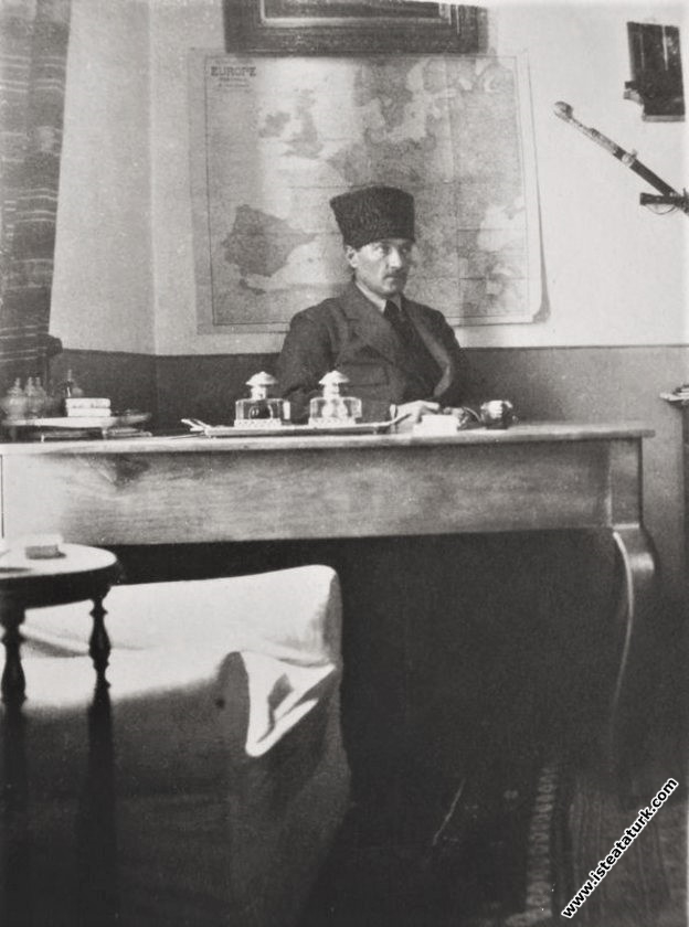 Cumhurbaşkanı Gazi Mustafa Kemal çalışma masası’nda. (03.03.1921)