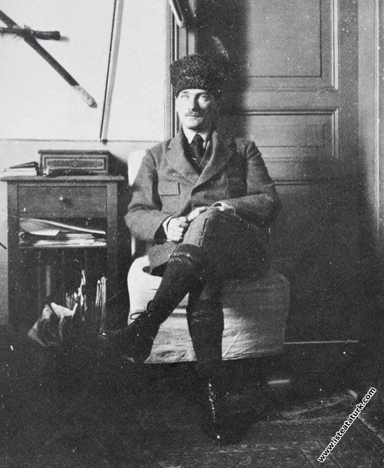 Cumhurbaşkanı Gazi Mustafa Kemal çalışma odasında. (03.03.1921)