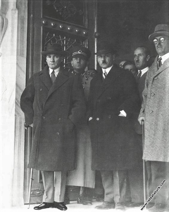 Mustafa Kemal Atatürk Ankara Türk Ocağı'nın yeni binasının inşaatını gezerken. (24.11.1929)