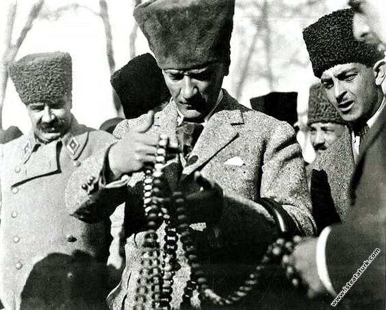 Mustafa Kemal, Genel Kurmay Başkanı Mareşal Fevzi Çakmak’la Eskişehir'de kendisine hediye edilen tespihi inceliyor. (15.01.1923)