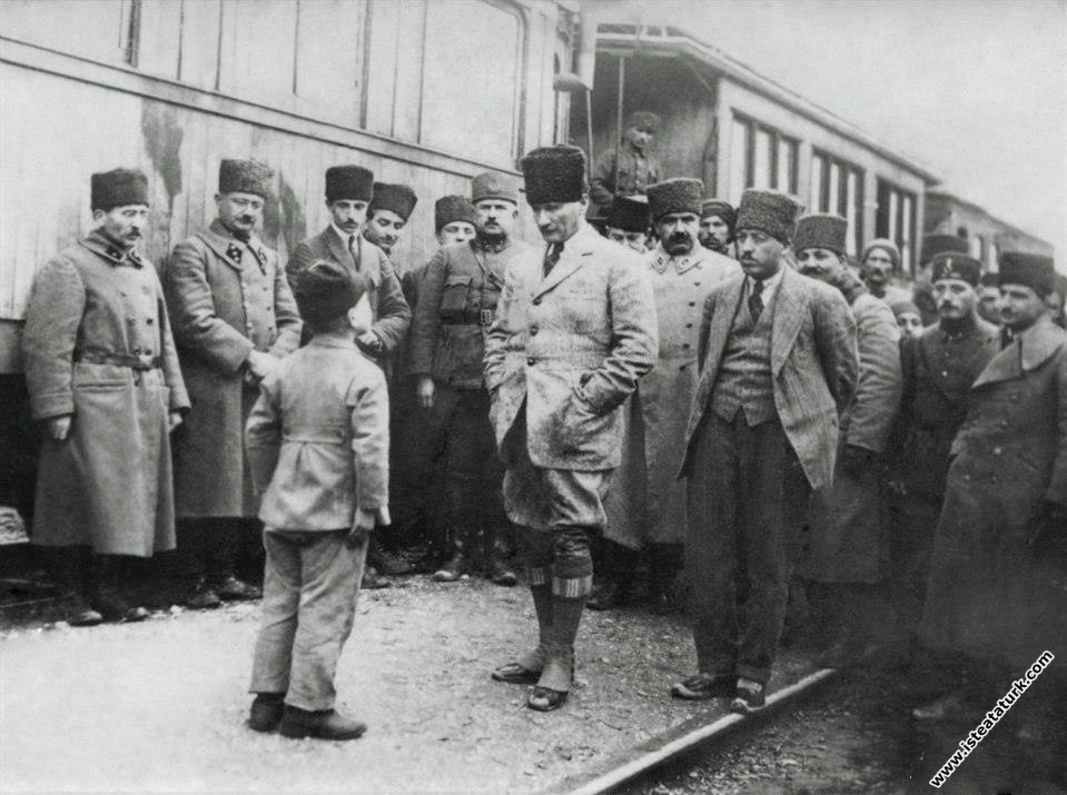 Mustafa Kemal Vezirhan'da, bir çocuk kendisine çok uzun bir şiir okuyor. (16.01.1923)