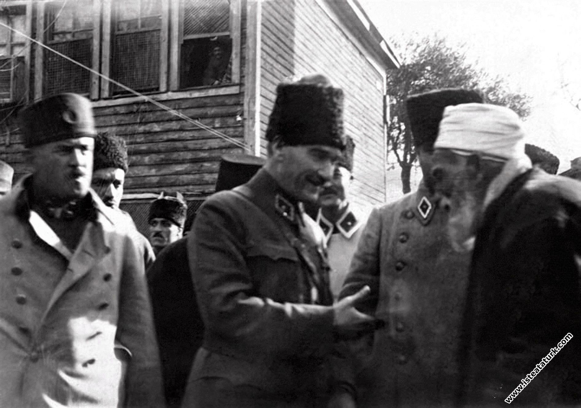 Başkomutan Mustafa Kemal, beraberindeki komutanla...