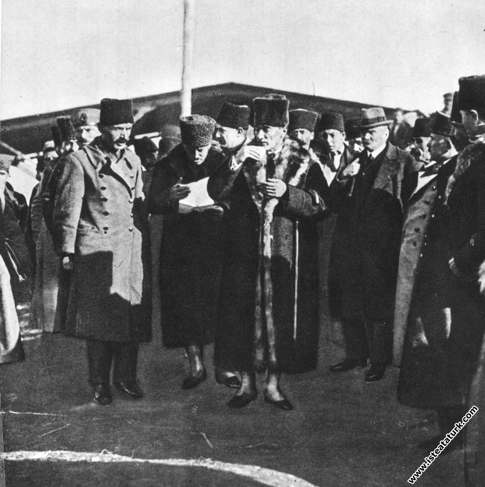 Başkomutan Mustafa Kemal, İzmir'e annesinin meza...