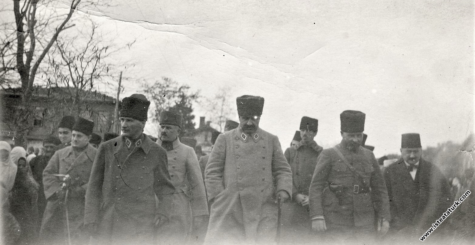 Başkomutan Mustafa Kemal ve beraberindeki komutan...