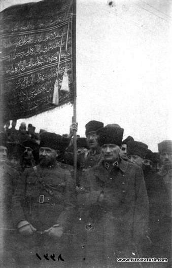Başkomutan Mustafa Kemal, İzmit Yarımca'da İki...