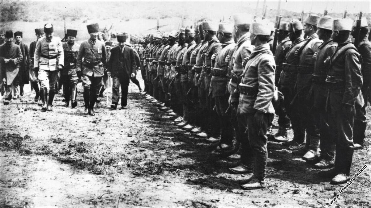 Mustafa Kemal Paşa Büyük Taarruz öncesi Geyve Boğazı, Karaçam'da denetimde. (17.06.1922)