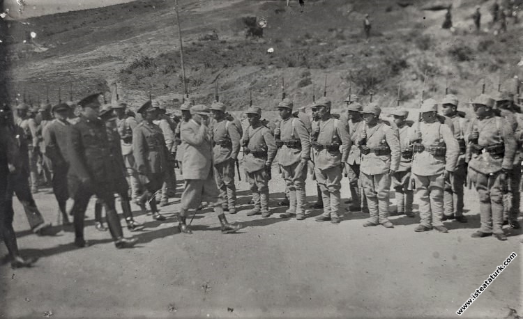 Mustafa Kemal Atatürk, Bergama'da askeri birlikle...