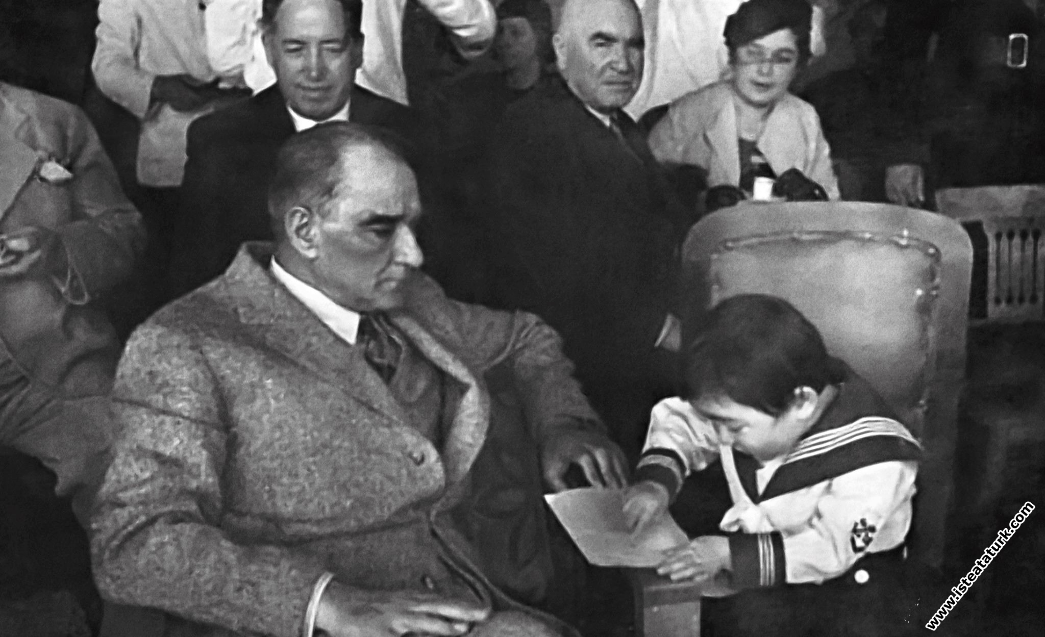  Kemal Atatürk manevi kızı Ülkü Adatepe'ye okuma yazma öğretirken. (10.07.1937)